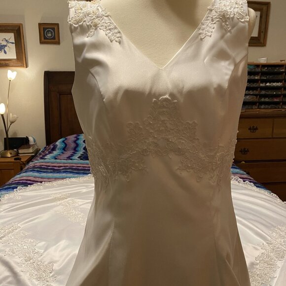 #18) Wedding Gown: Vine Blossoms - Picture 7 of 8